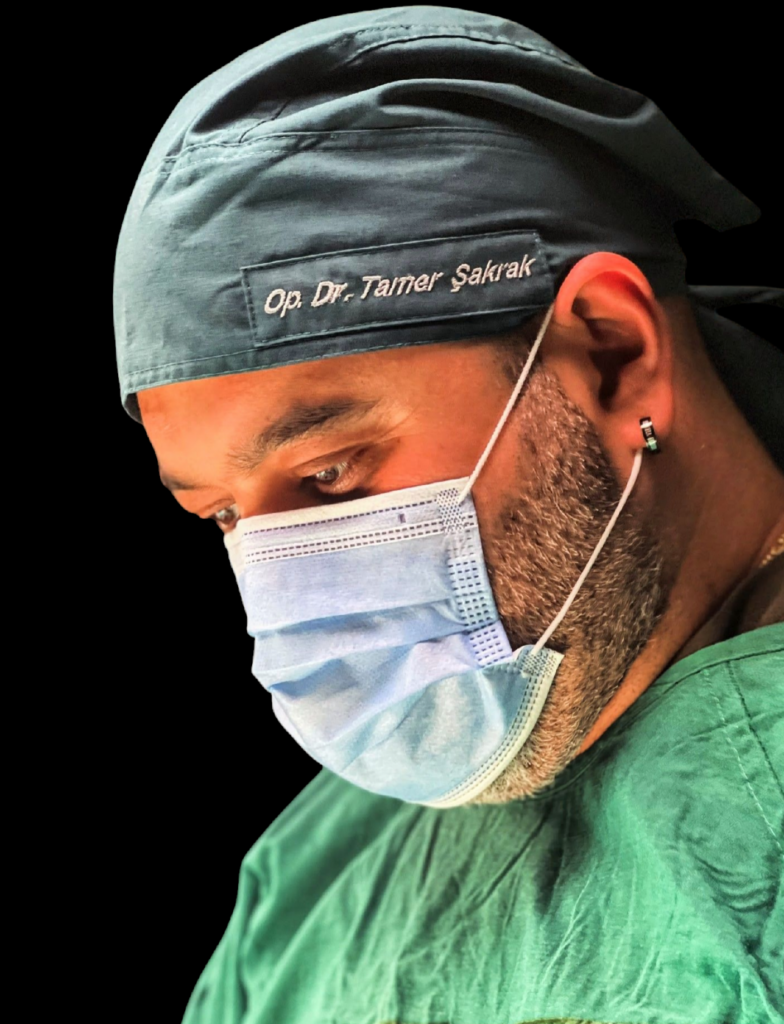 Op. Dr. Tamer Şakrak, cerrahi bone ve maske ile
